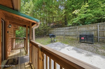 2230 Cove Creek Dr, Sevierville, TN 37862