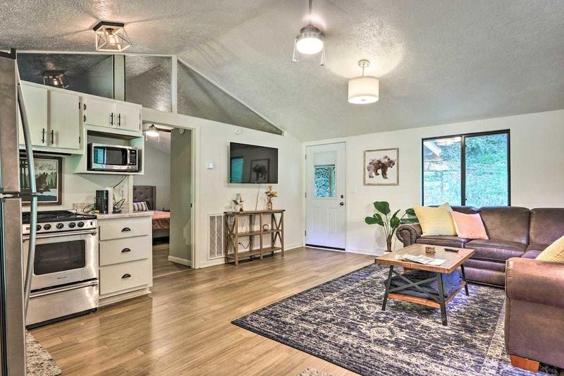 2242 Ferguson Ln, Sevierville, TN 37876