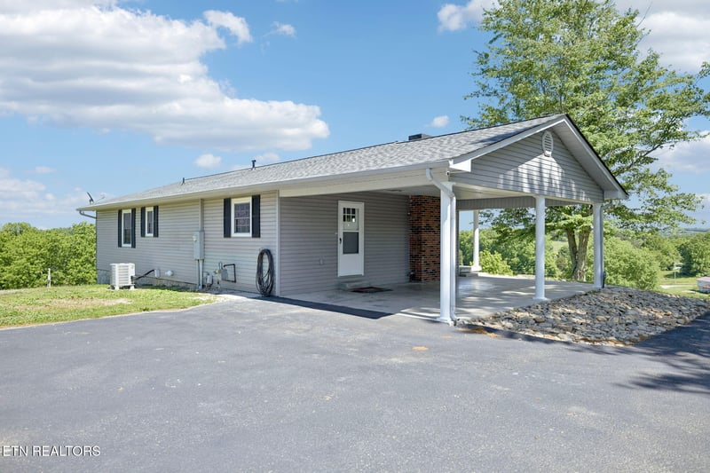 2245 Pinecrest Rd, Jacksboro, TN 37757