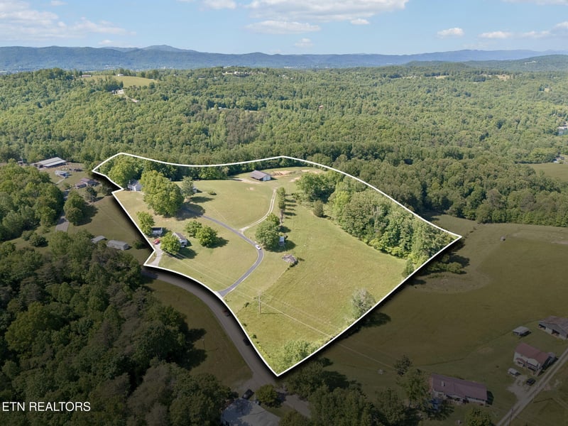 2245 Pinecrest Rd, Jacksboro, TN 37757