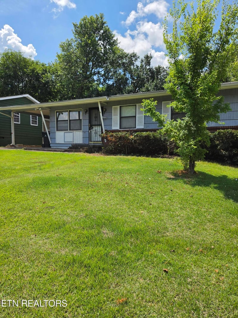 2246 W Gilbert Ln, Knoxville, TN 37920