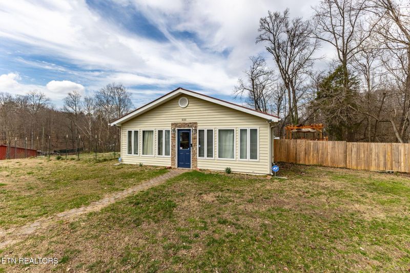 225 Capps Ln, Harriman, TN 37748