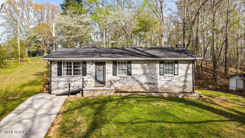 225 Country Way Dr, Lafollette, TN 37766