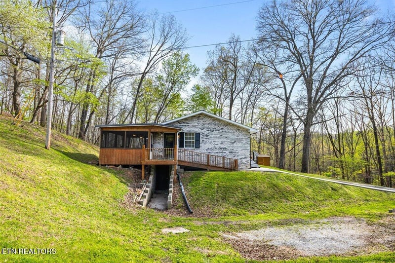 225 Country Way Dr, Lafollette, TN 37766