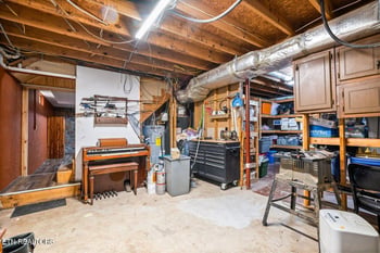225 Country Way Dr, Lafollette, TN 37766