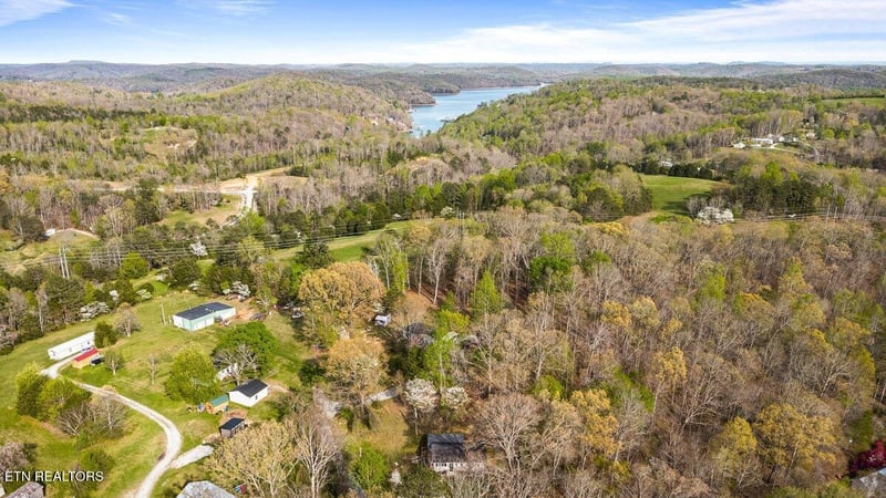 225 Country Way Dr, Lafollette, TN 37766