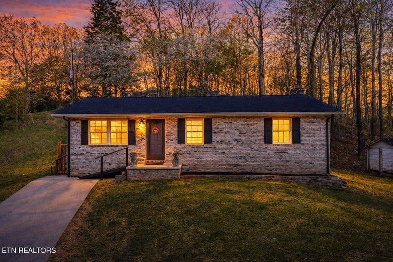 225 Country Way Dr, Lafollette, TN 37766