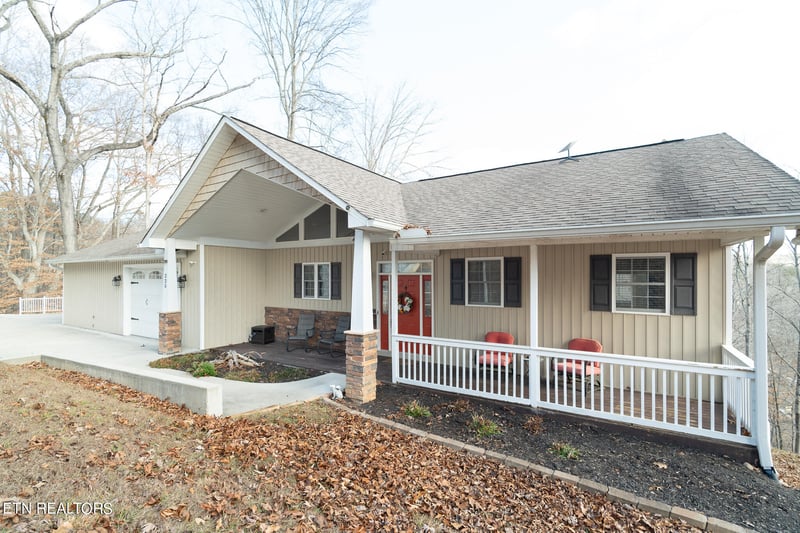 225 Fox Lake Ln, Lafollette, TN 37766