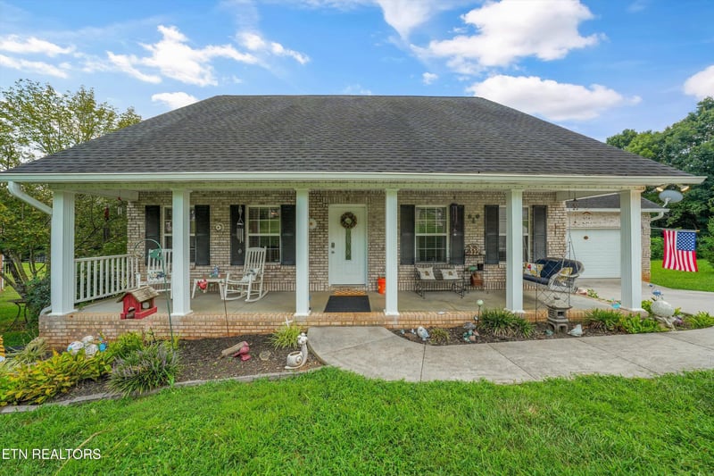 225 Hillsborough Ln, Lenoir City, TN 37772