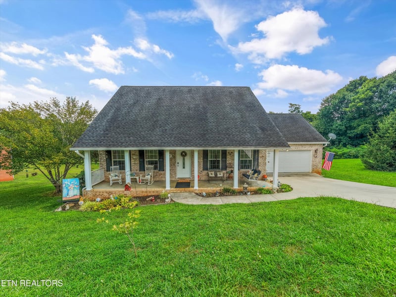 225 Hillsborough Ln, Lenoir City, TN 37772