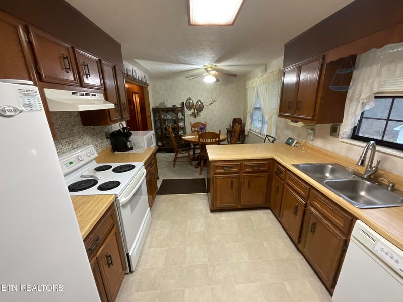 225 Rolling Acres Dr, Rockwood, TN 37854