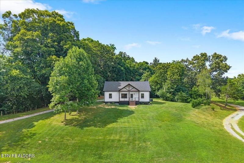 225 Summit Rd, Madisonville, TN 37354