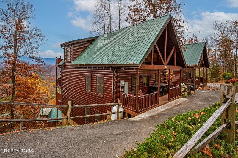 2251 Upper Middle Creek Rd, Sevierville, TN 37876