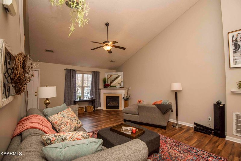 2255 Cartmill Dr, Powell, TN 37849
