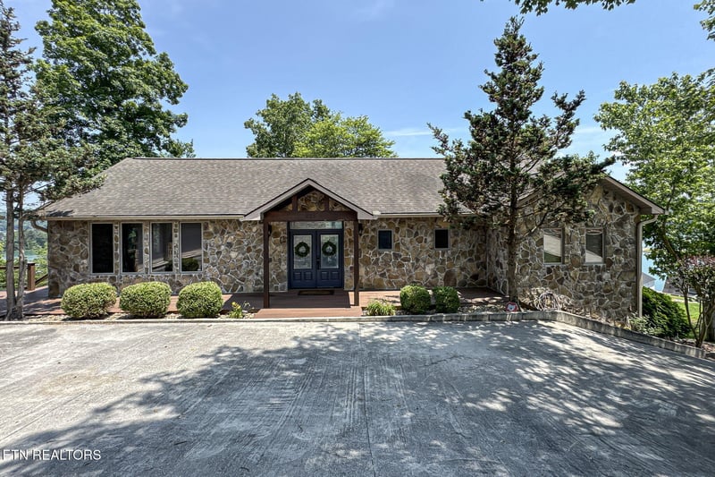 226 Mountain Crest Dr, Lafollette, TN 37766