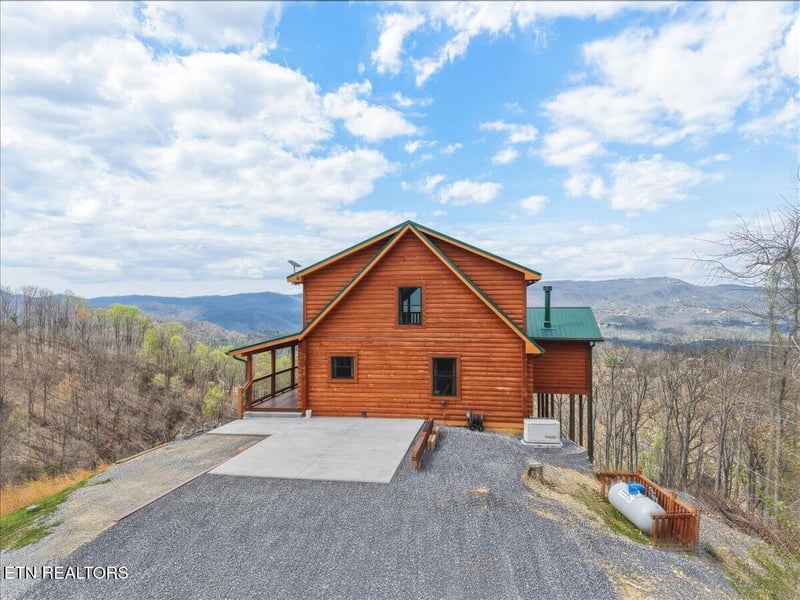 2266 Lone Ridge Dr, Sevierville, TN 37862