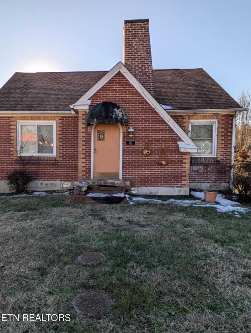 227 E Weaver St, Clinton, TN 37716