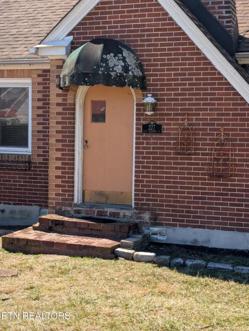 227 E Weaver St, Clinton, TN 37716