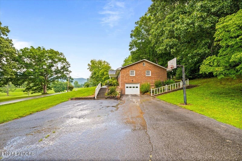 227 Fairway Dr, Lafollette, TN 37766