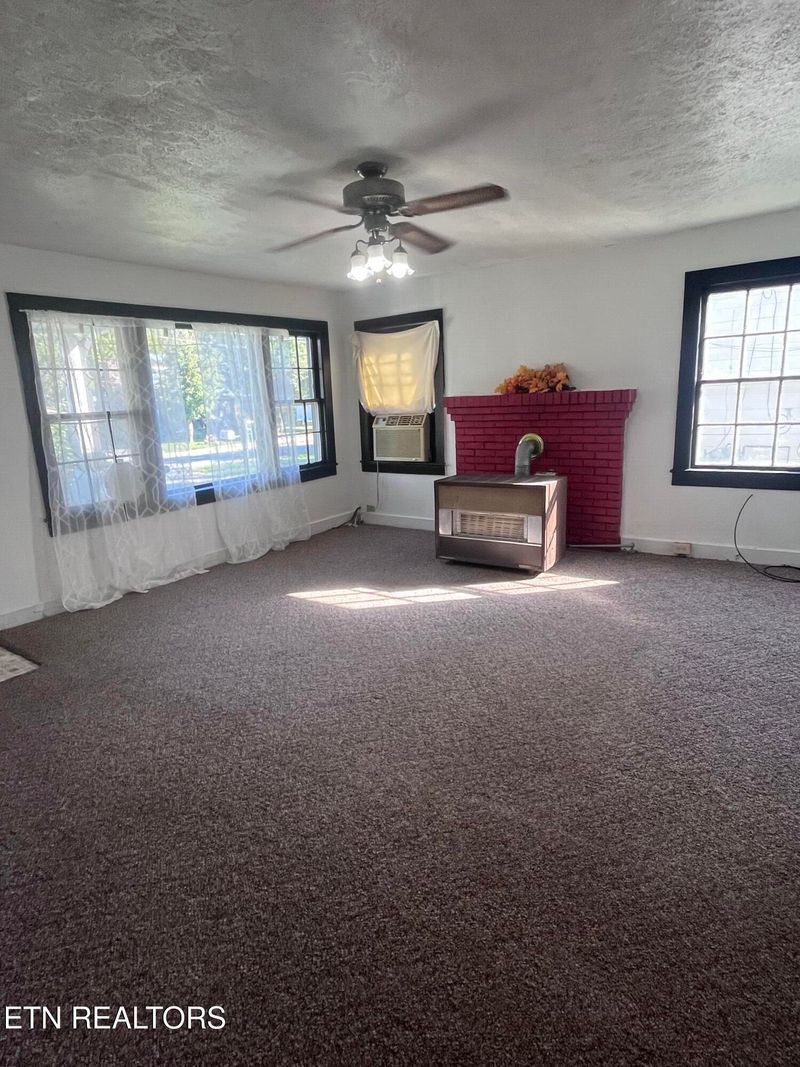 227 Henderson Ave, Sevierville, TN 37862