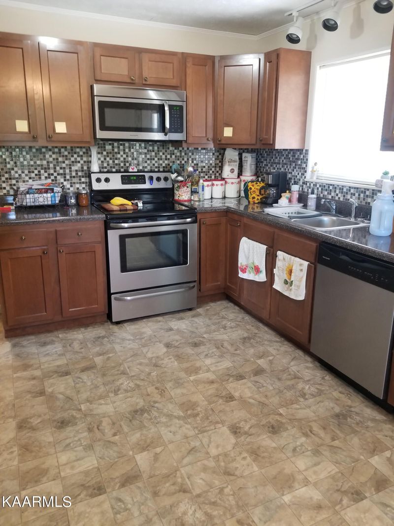 227 Jackson Dr, Harriman, TN 37748