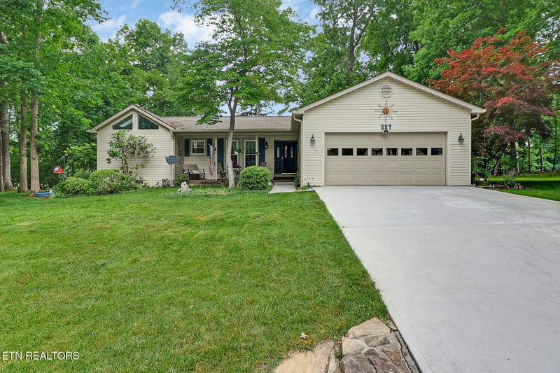 227 Lakeview Dr, Crossville, TN 38558
