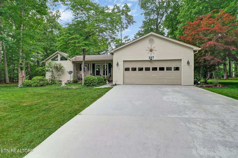 227 Lakeview Dr, Crossville, TN 38558