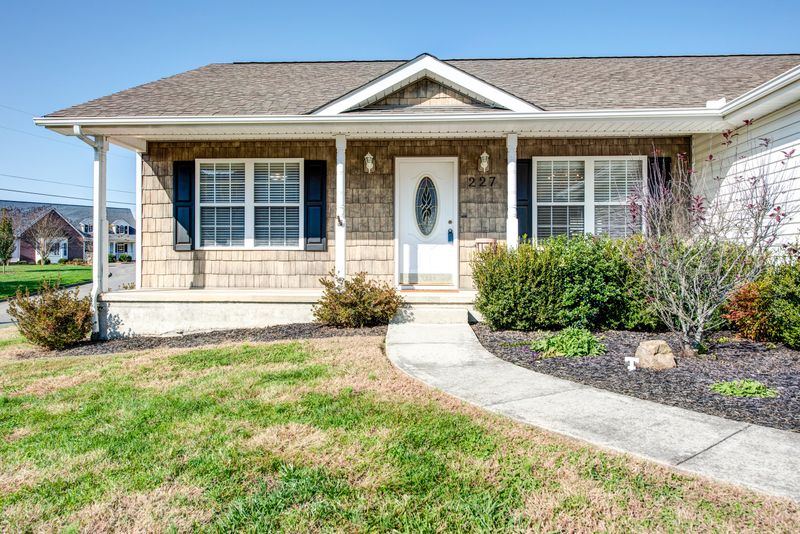 227 Mountain Meadow Ln, Clinton, TN 37716