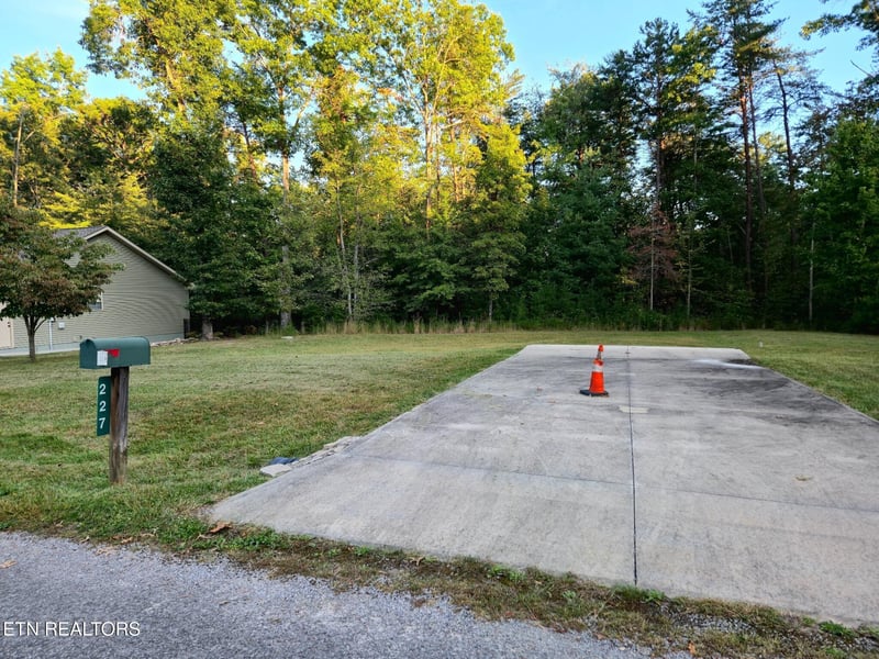 227 Thrushwood Dr, Crossville, TN 38558