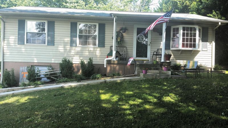 227 Vinsant Estates Dr, Jacksboro, TN 37757