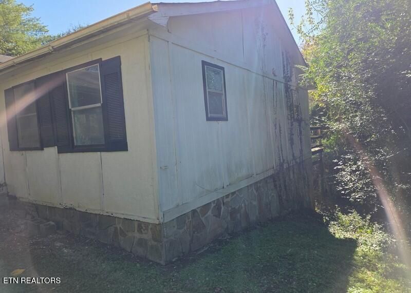 228 Fairmont Ave, Harriman, TN 37748