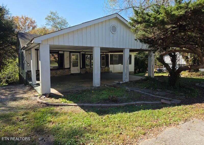 228 Fairmont Ave, Harriman, TN 37748