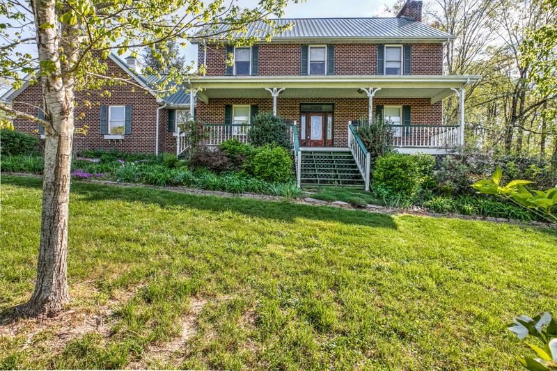 228 Storm Ln, Jacksboro, TN 37757