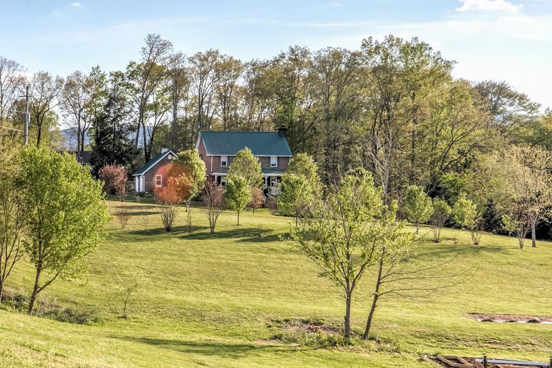 228 Storm Ln, Jacksboro, TN 37757