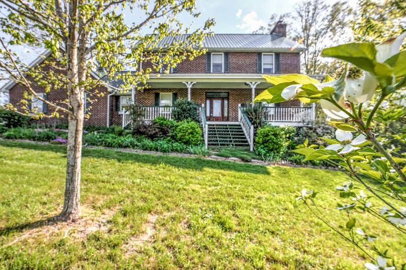 228 Storm Ln, Jacksboro, TN 37757