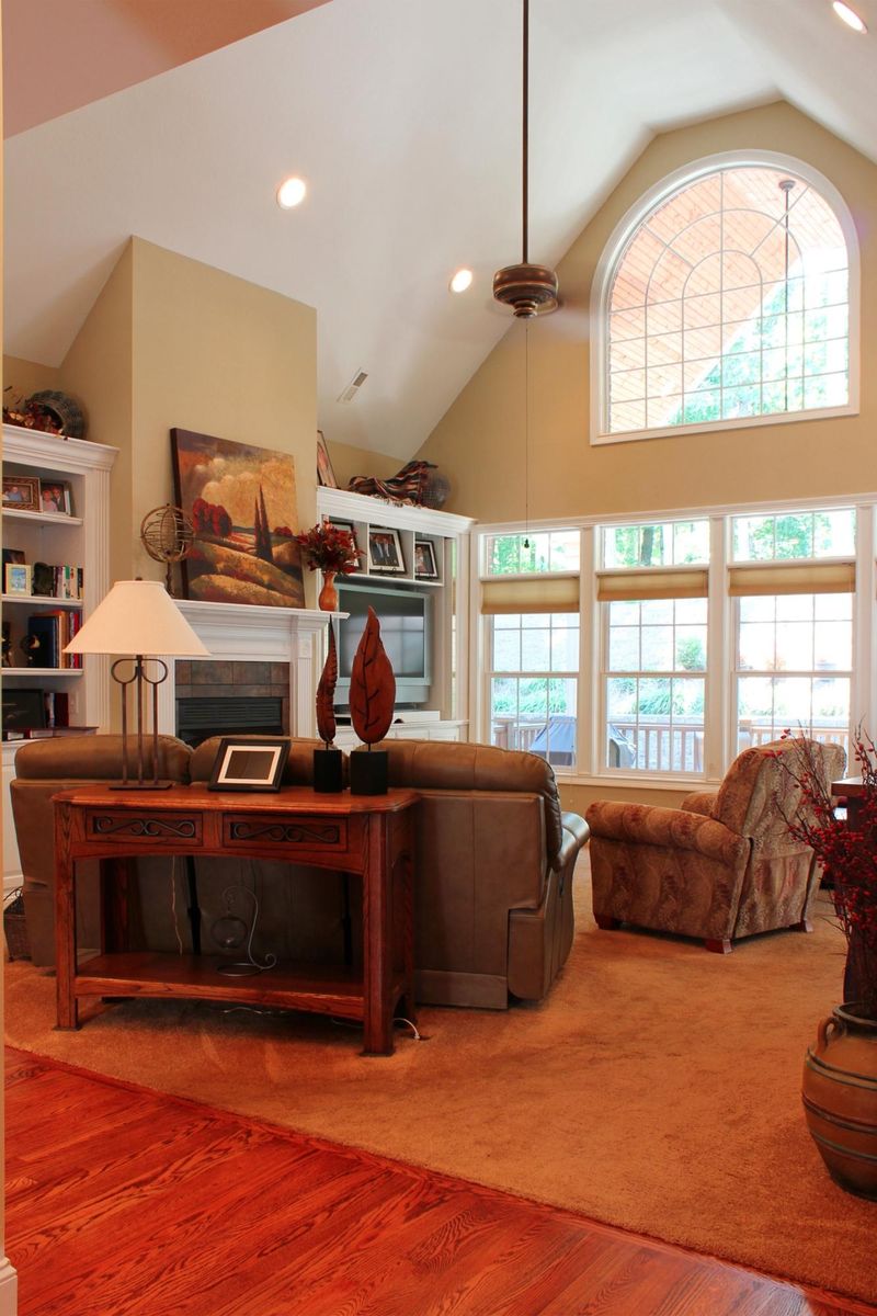 2295 Mountain Dr, Lenoir City, TN 37772