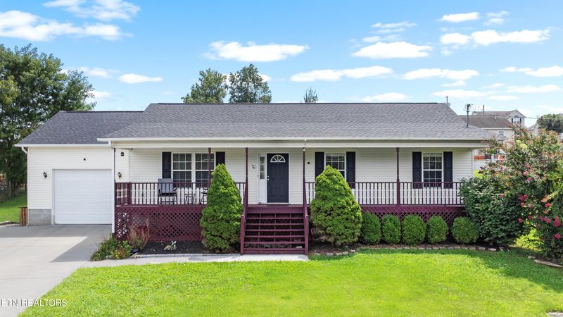 230 Clover Cir, Jacksboro, TN 37757