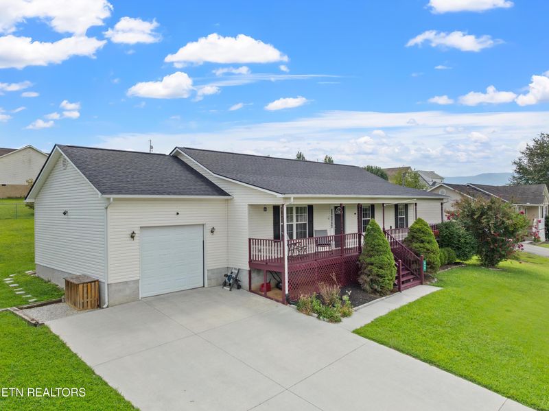 230 Clover Cir, Jacksboro, TN 37757