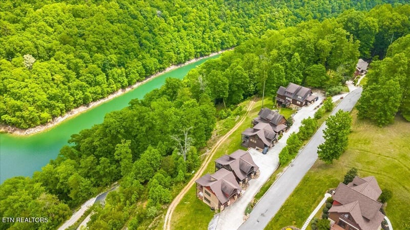 230 Foxwood Dr, Caryville, TN 37714