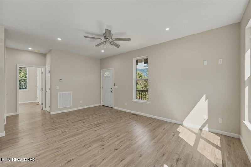 230 Leslie St, Harriman, TN 37748