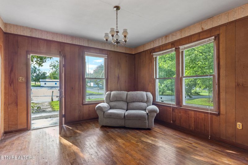 230 Pennsylvania Ave, Etowah, TN 37331