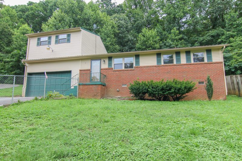 2300 Rifle Range Dr, Knoxville, TN 37918