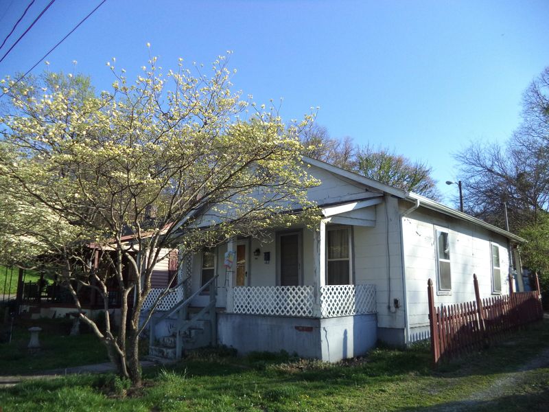 2305 Burnside St, Knoxville, TN 37921