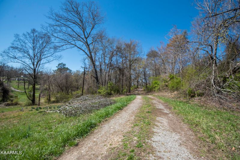 2306 W Copeland Dr, Powell, TN 37849