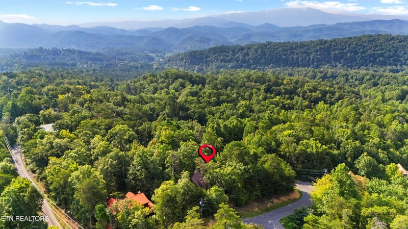 2309 Misty Ln, Pigeon Forge, TN 37876
