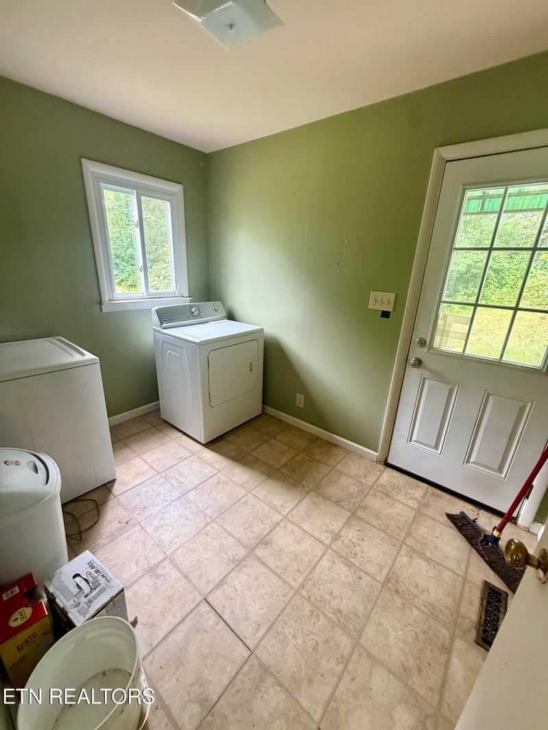 231 Airport Rd, Oliver Springs, TN 37840