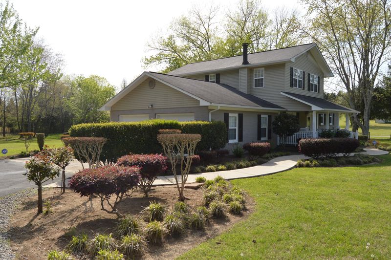 231 Edge Lake Dr, Kingston, TN 37763