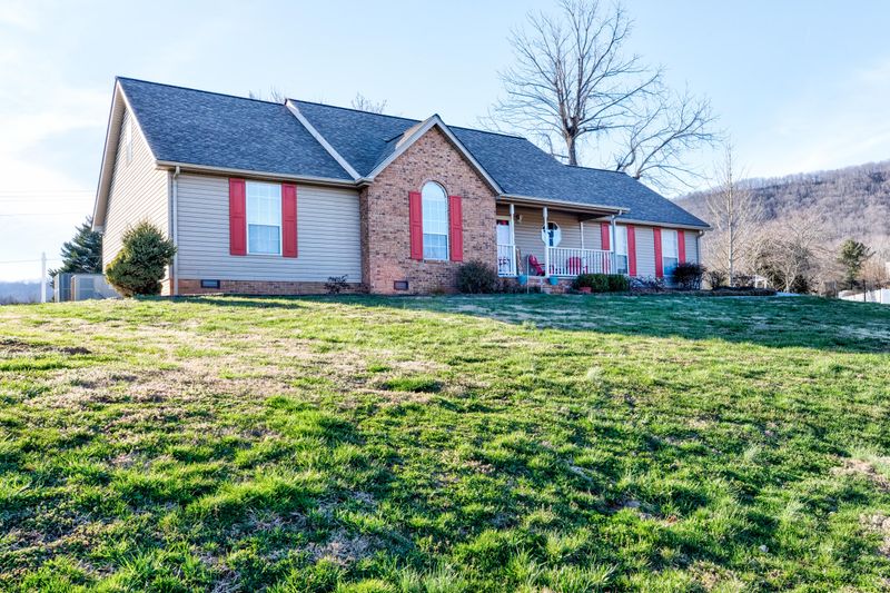 231 Springfield Ln, Jacksboro, TN 37757