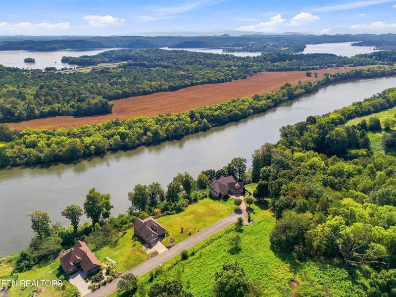 231 Waters Edge Way, Lenoir City, TN 37771