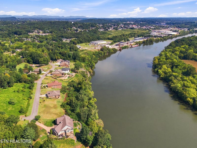 231 Waters Edge Way, Lenoir City, TN 37771